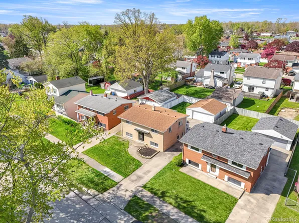 30022 White St, Gibraltar, MI 48173