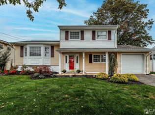 9 Majestic Dr, Port Reading, NJ 07064