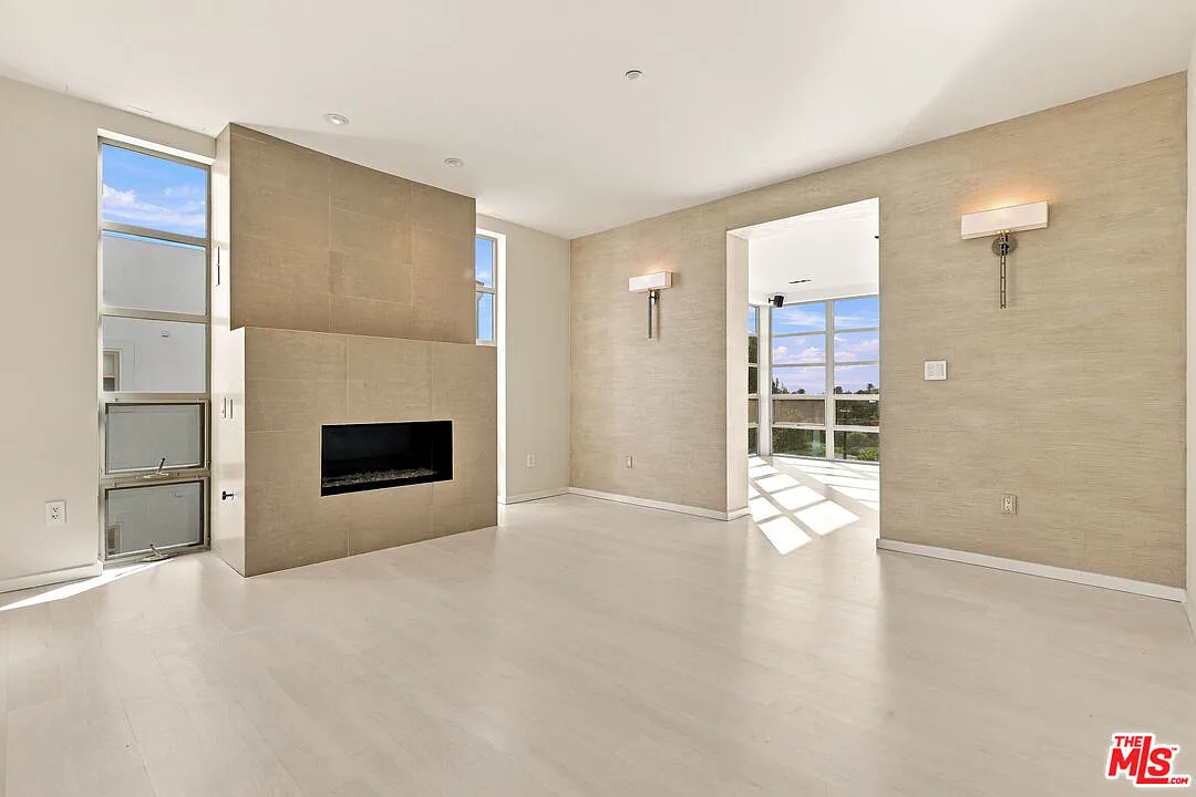 3 bed, 3.0 bath, 1906 sqft, $12,500 — Photo 4