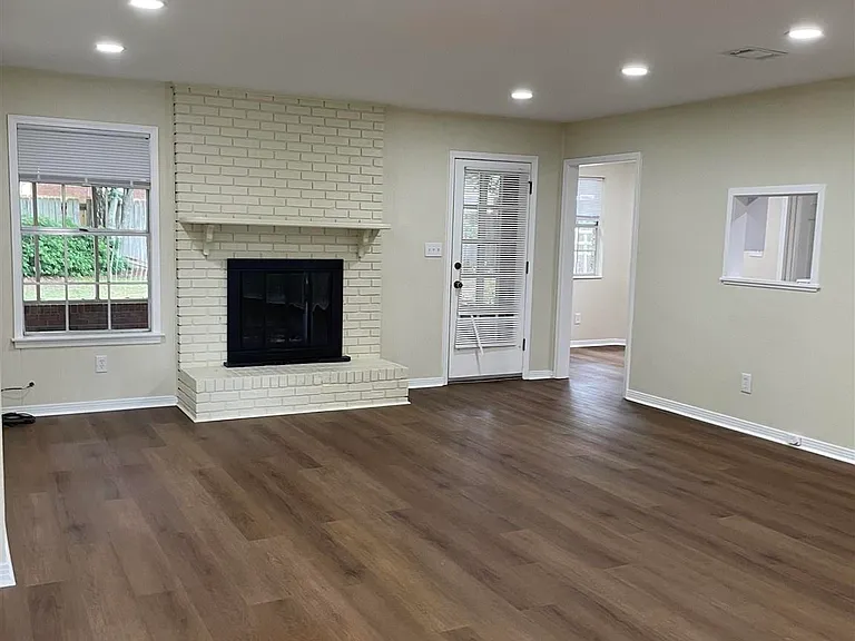 4140 April Rd — Photo 2