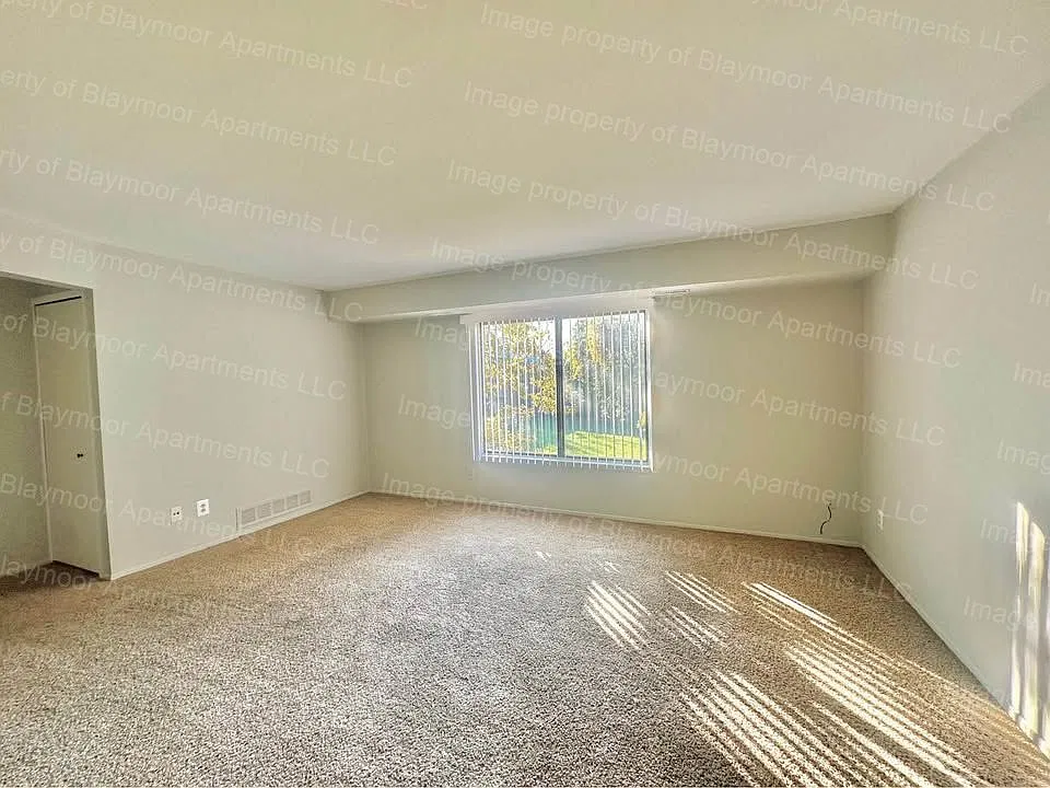 1 bed, 900 sqft, $1,100 — Photo 2