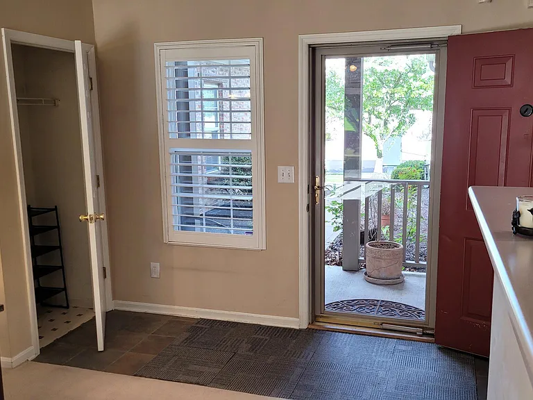 4657 Court Yard Dr — Photo 2