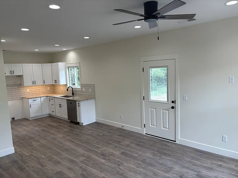 527 W Elm St — Photo 6