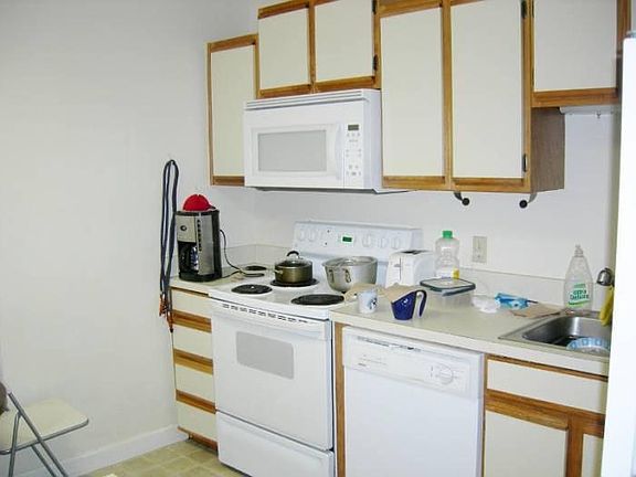 huge kitchen, w/dishwashe