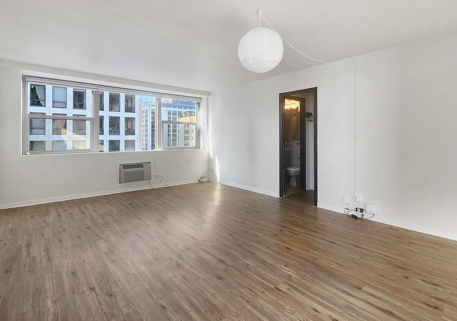 253 E Delaware Pl — Photo 2