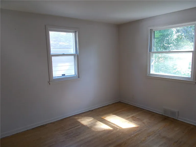 70 Woodhill Dr — Photo 4