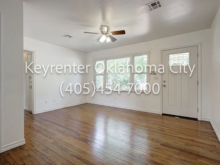 1520 Rowena Ln — Photo 4