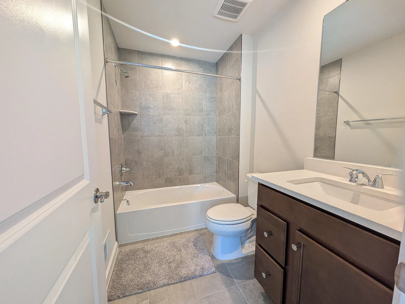 4 bed, 4.5 bath, 2011 sqft, $3,400 — Photo 3