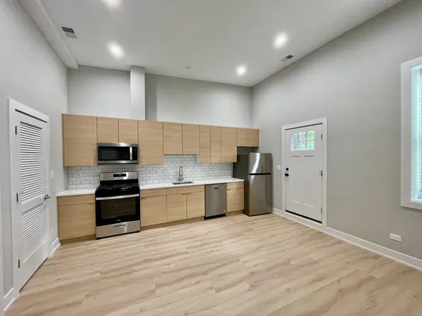 2158 W 18th St, Chicago, IL