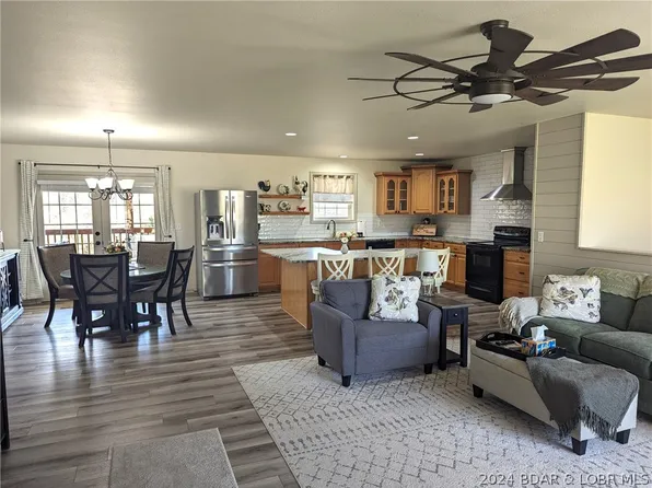 196 Sunflower Ln, Camdenton, MO 65020
