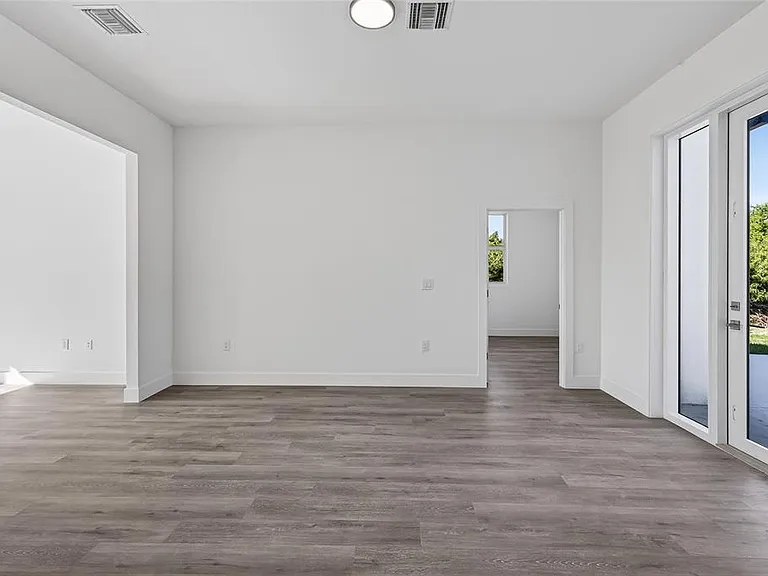 511 Sweetwater Dr — Photo 5