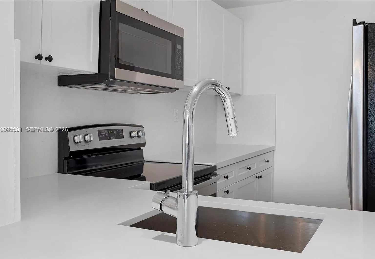 Admiral Towers Condo — Photo 4
