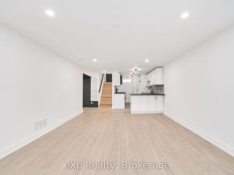 111 Riverside Dr N — Photo 19
