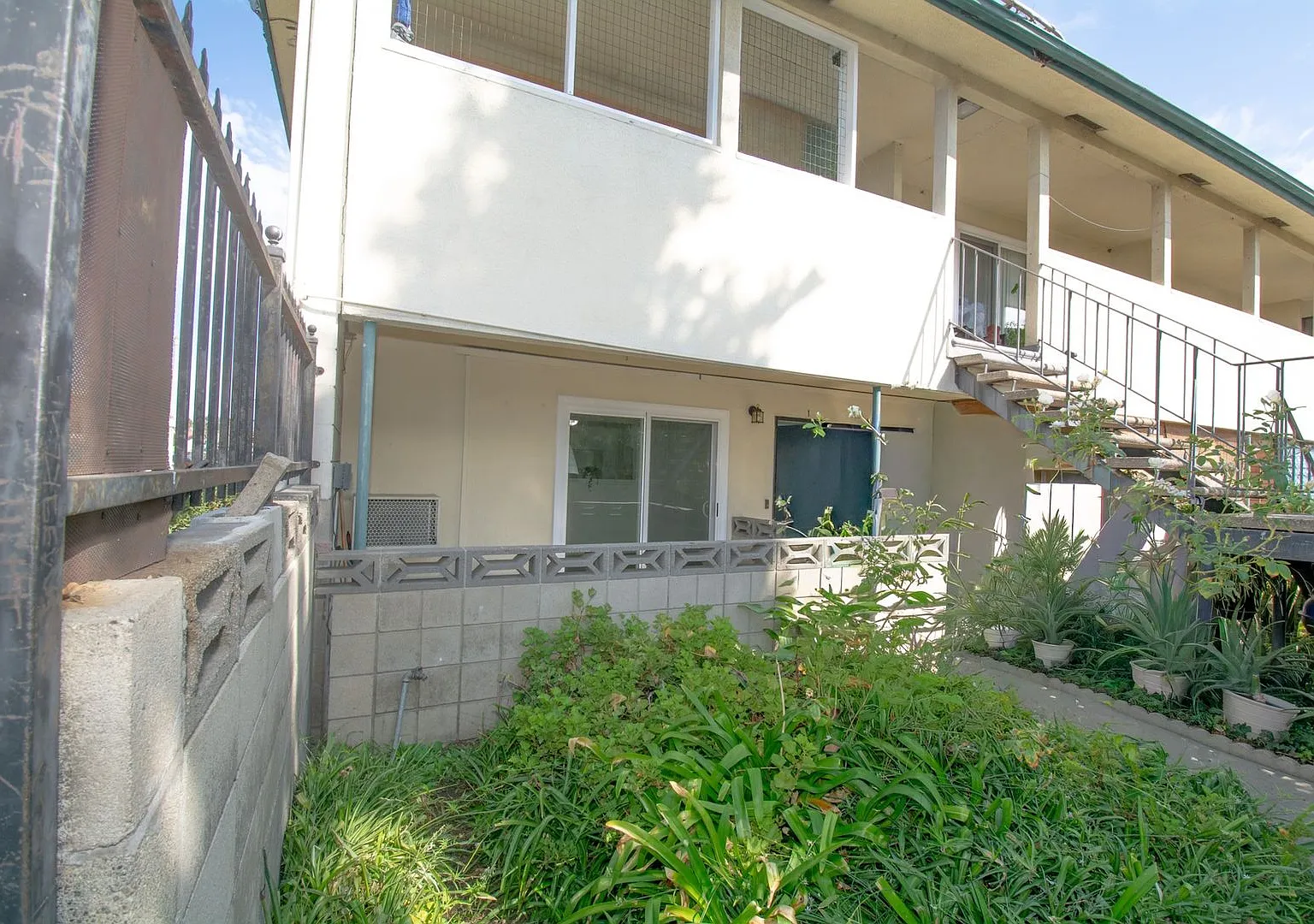 Fully Renovated 1-Bedroom Condo for $1,695 Water & Trash Included! — Photo 4