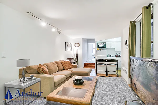 Rented by Anchor Associates | media 17