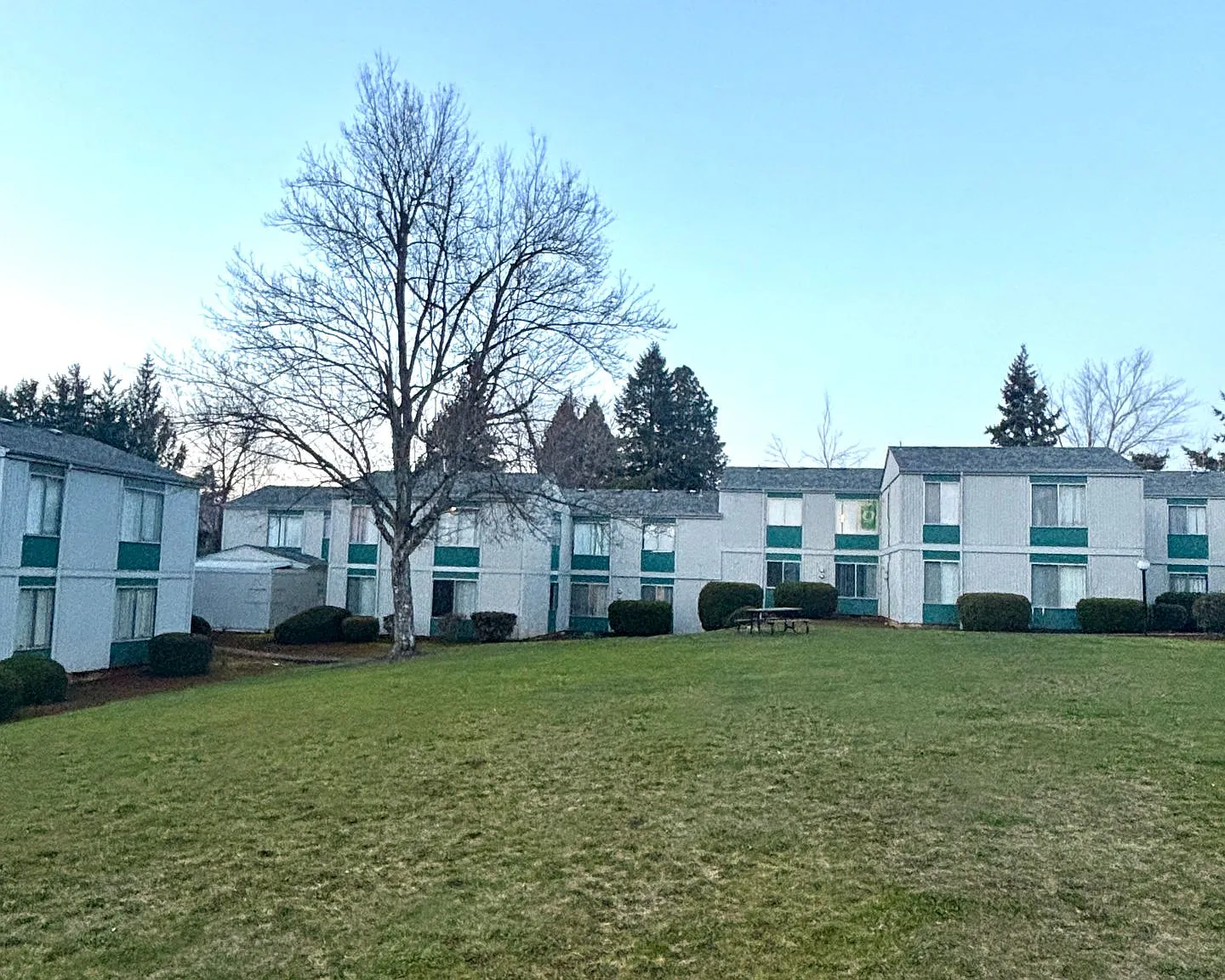 Sunnyside Village Apartments — Photo 4