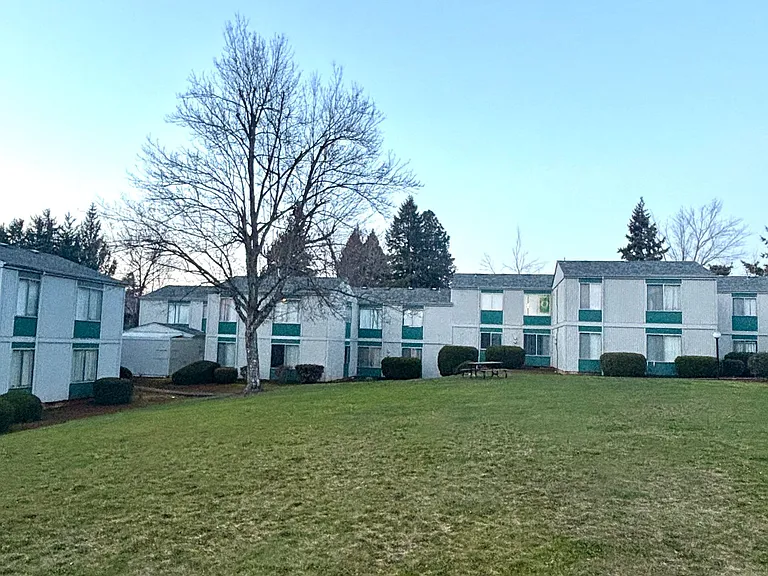 Sunnyside Village Apartments — Photo 4