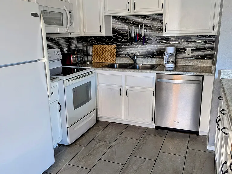 453 Mesa Blvd #201 — Photo 7
