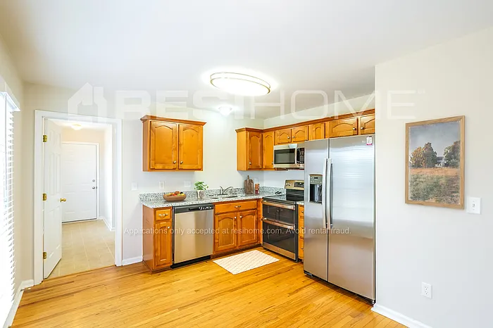 1607 Wellington Dr — Photo 3