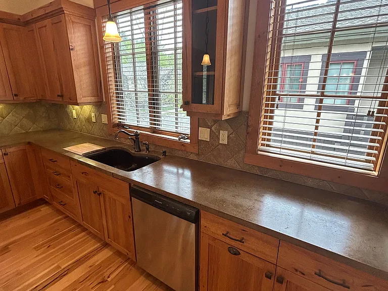 1524 Roosevelt Ave — Photo 38