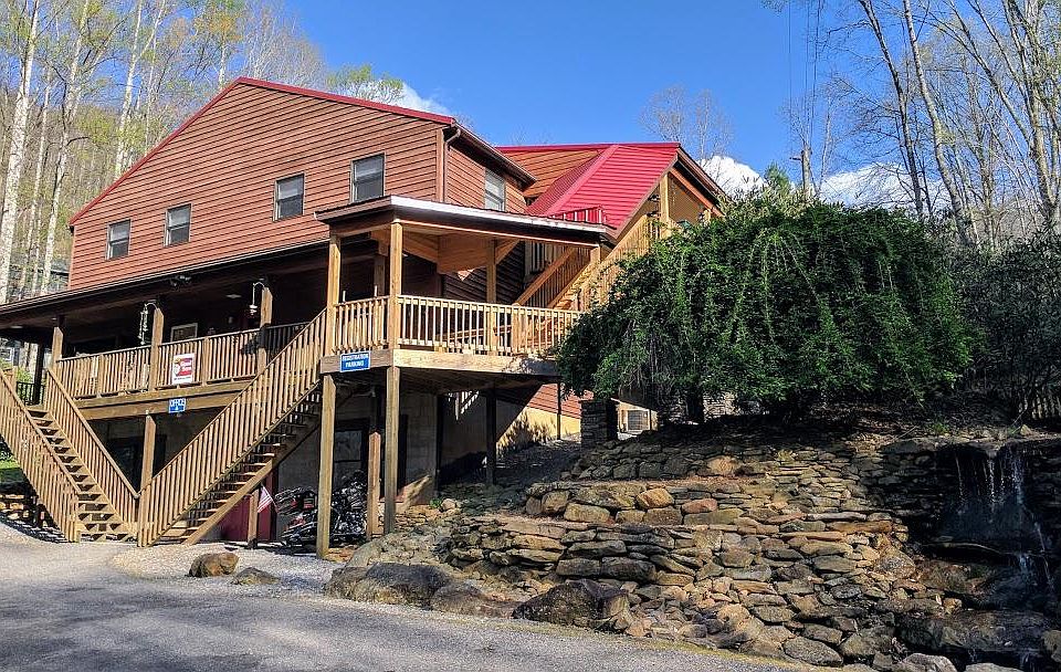 Mama Gertie's Hideaway Campground - Office and Entrance View