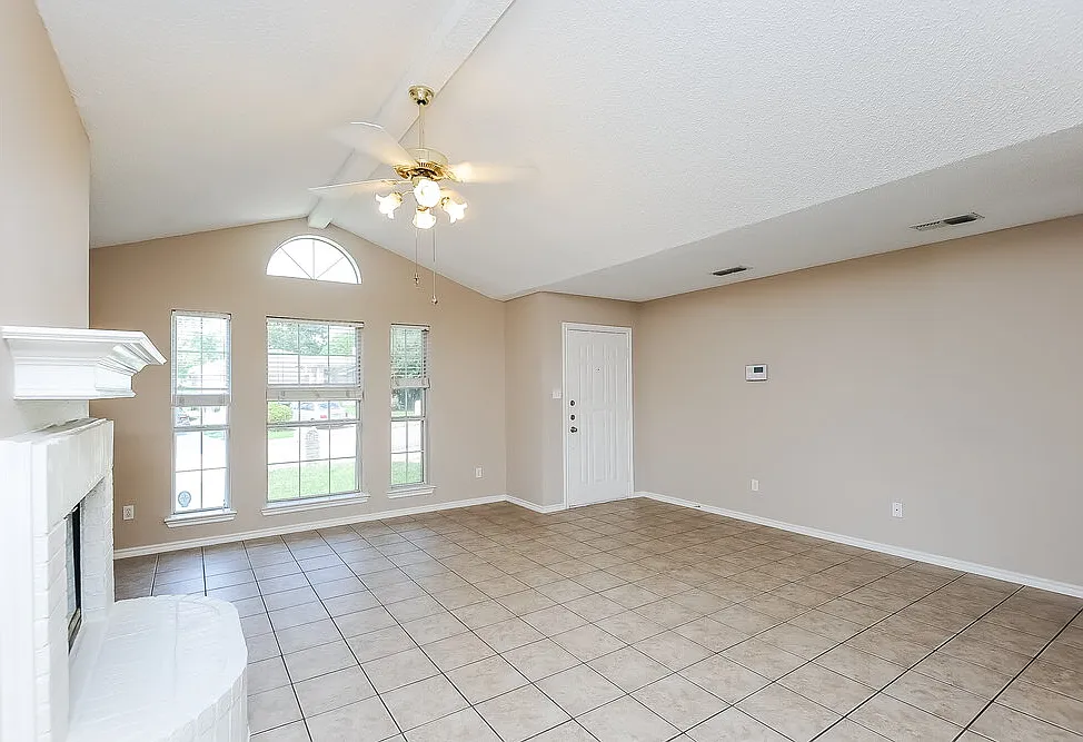 3 bed, 2.0 bath, 1460 sqft, $2,060 — Photo 4