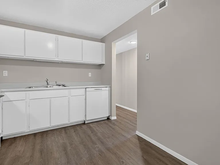 Hollow Hills Apartments — Photo 56