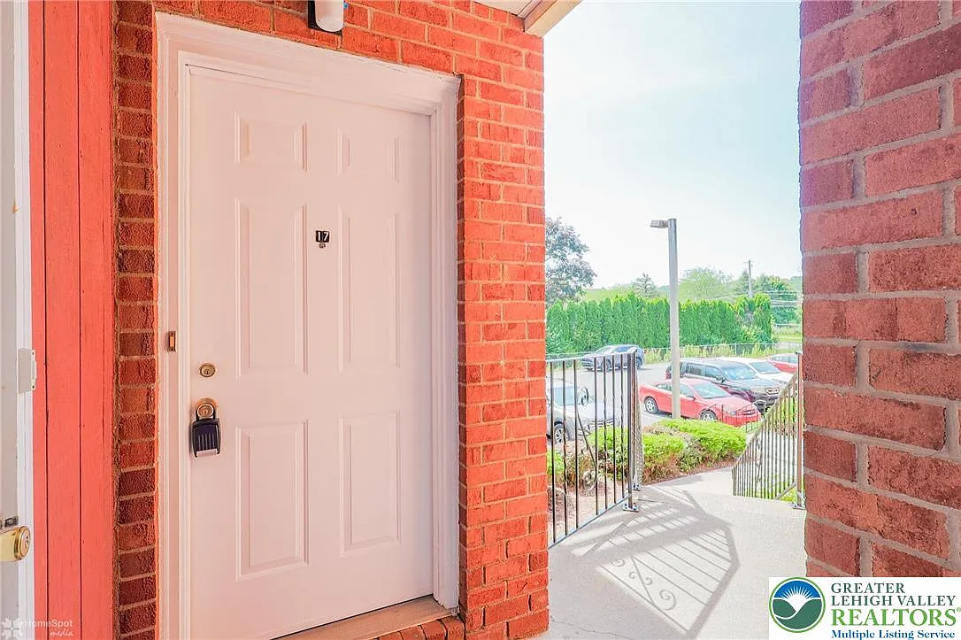 2 bed, 1.0 bath, 1057 sqft, $1,700 — Photo 4