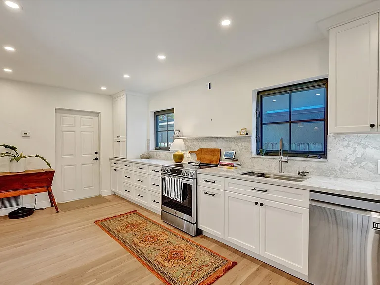 807 SW 18th St — Photo 4