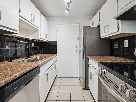 4th image of 900 NE 18th Avenue #208