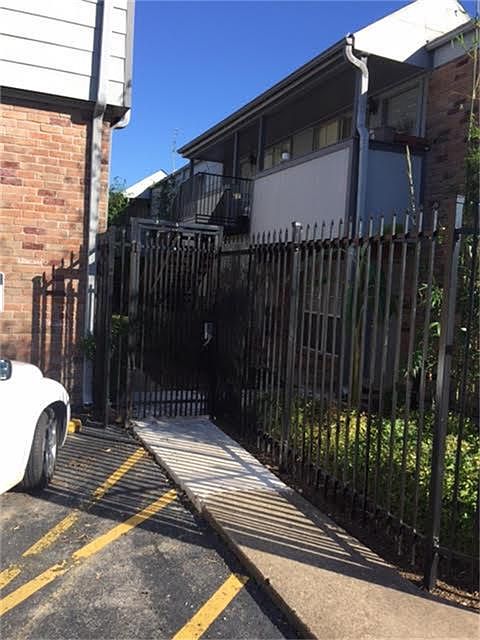 1st image of 4450 Sherwood Ln APT 21
