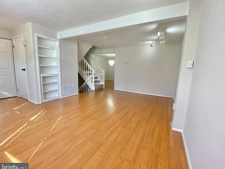 6212 Hillside Rd — Photo 3