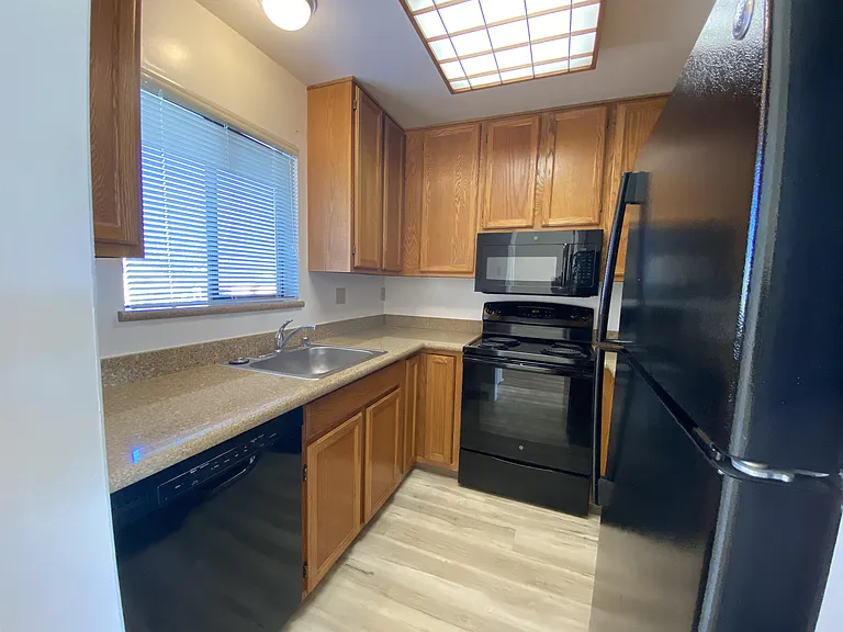 1117 Laguna Ave #5 — Photo 5