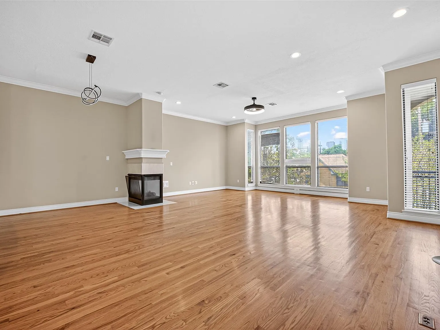 3 bed, 3.5 bath, 2510 sqft, $2,900 — Photo 2