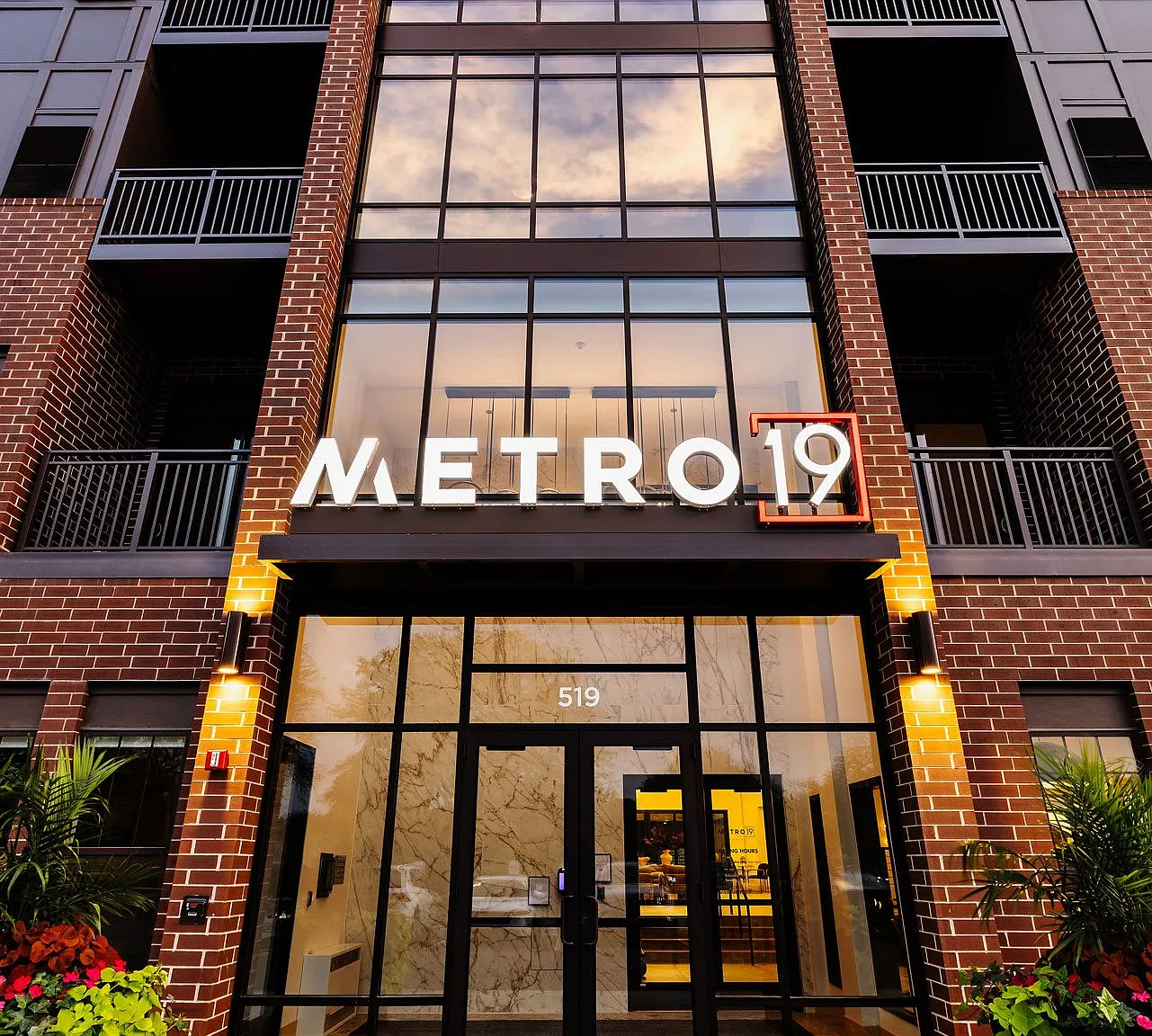 Metro 19 Apartments — Photo 1