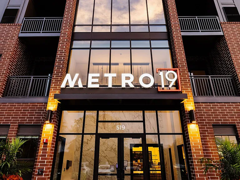 Metro 19 Apartments — Photo 1