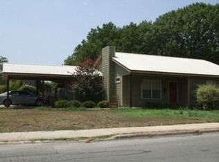 700 Bois Darc St, Lockhart, TX 78644