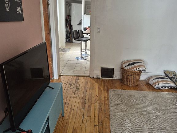 2nd image of 326 Rhodes Ave E