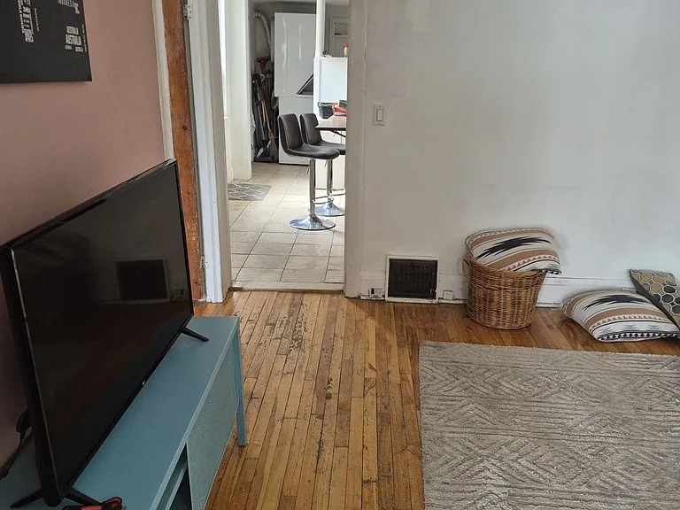 326 Rhodes Ave E — Photo 2