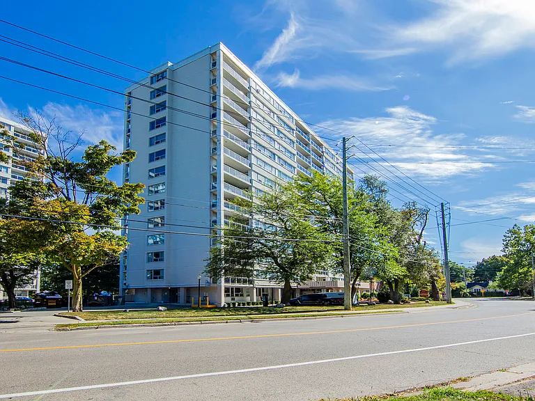 199 Queen Mary Dr — Photo 11