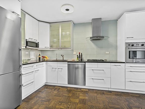 3rd image of 15 W 72nd St APT 19-F