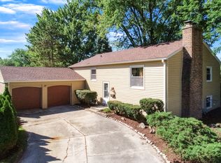 13 Woodcliff Rd, Montgomery, IL 60538