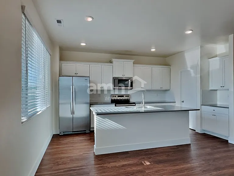 1029 N Barkvine Ave — Photo 3