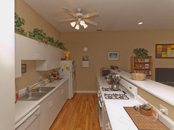 3rd image of 721 W Briar Pl #721/3F