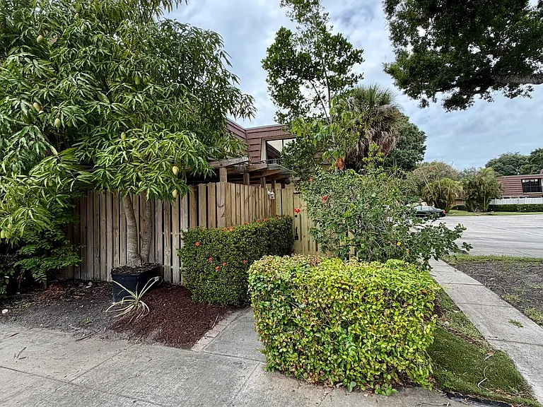 2213 22nd Ln — Photo 2