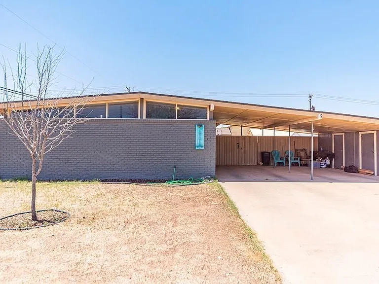 2901 Nabors Ln — Photo 1