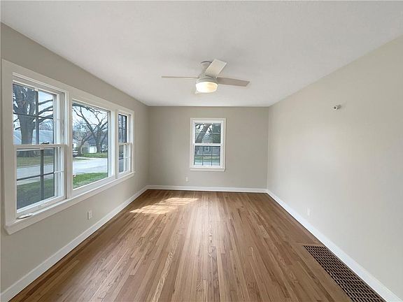 3rd image of 4944 Rosewood Dr