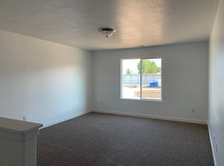 957 E Nicholes Ave, Layton, UT 84040