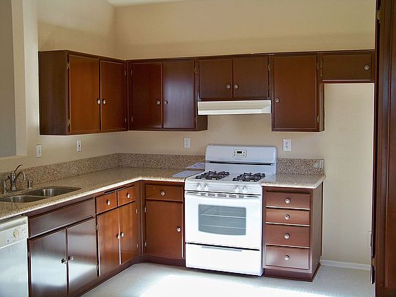 3rd image of 10870 Wakefield St E