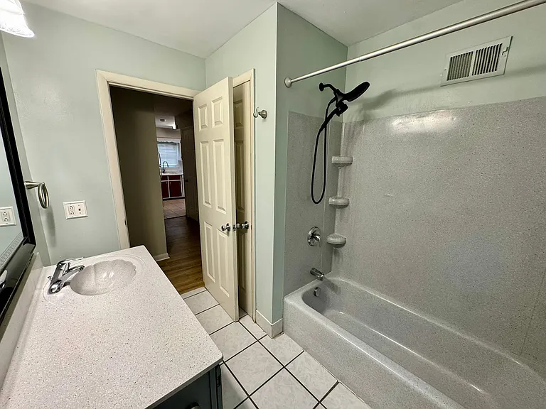 1006 N 49th Ave — Photo 15